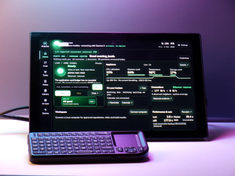 PHNTM One showing its dashboard in Private mode, with the included mini keyboard